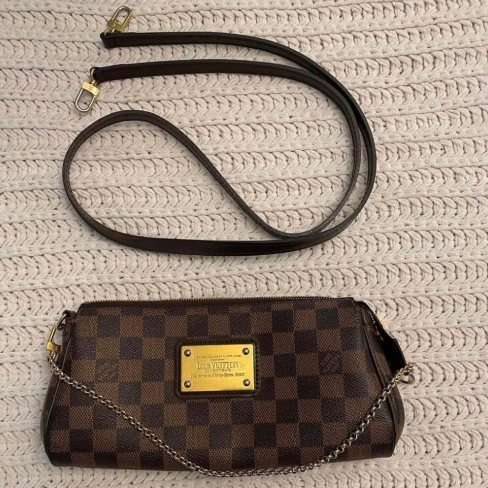 LOUIS VUITTON 
Damier Ebene Eva Clutch